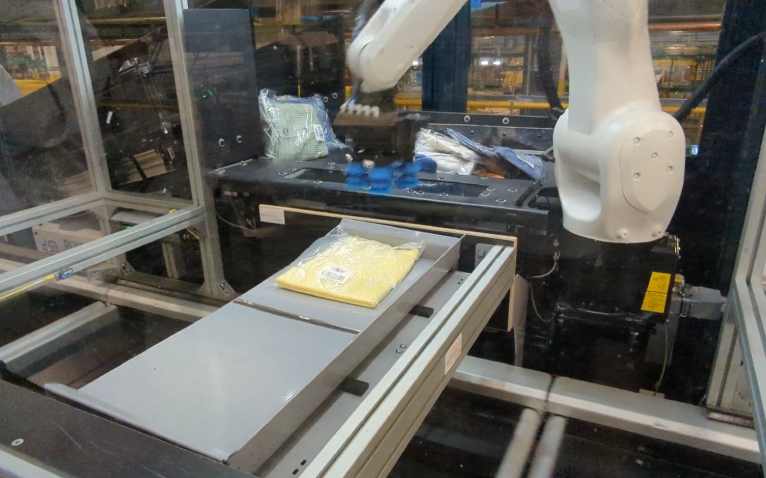 Synchronised Tilting Table being filled with a robotic arm  map